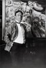 Kandinsky vor seinem Gemalde Kleine Freuden in der Ainmillerstrabe 36